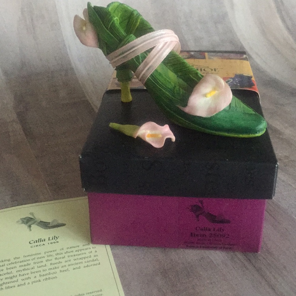 Just the Right Shoe CALLA LILY pump